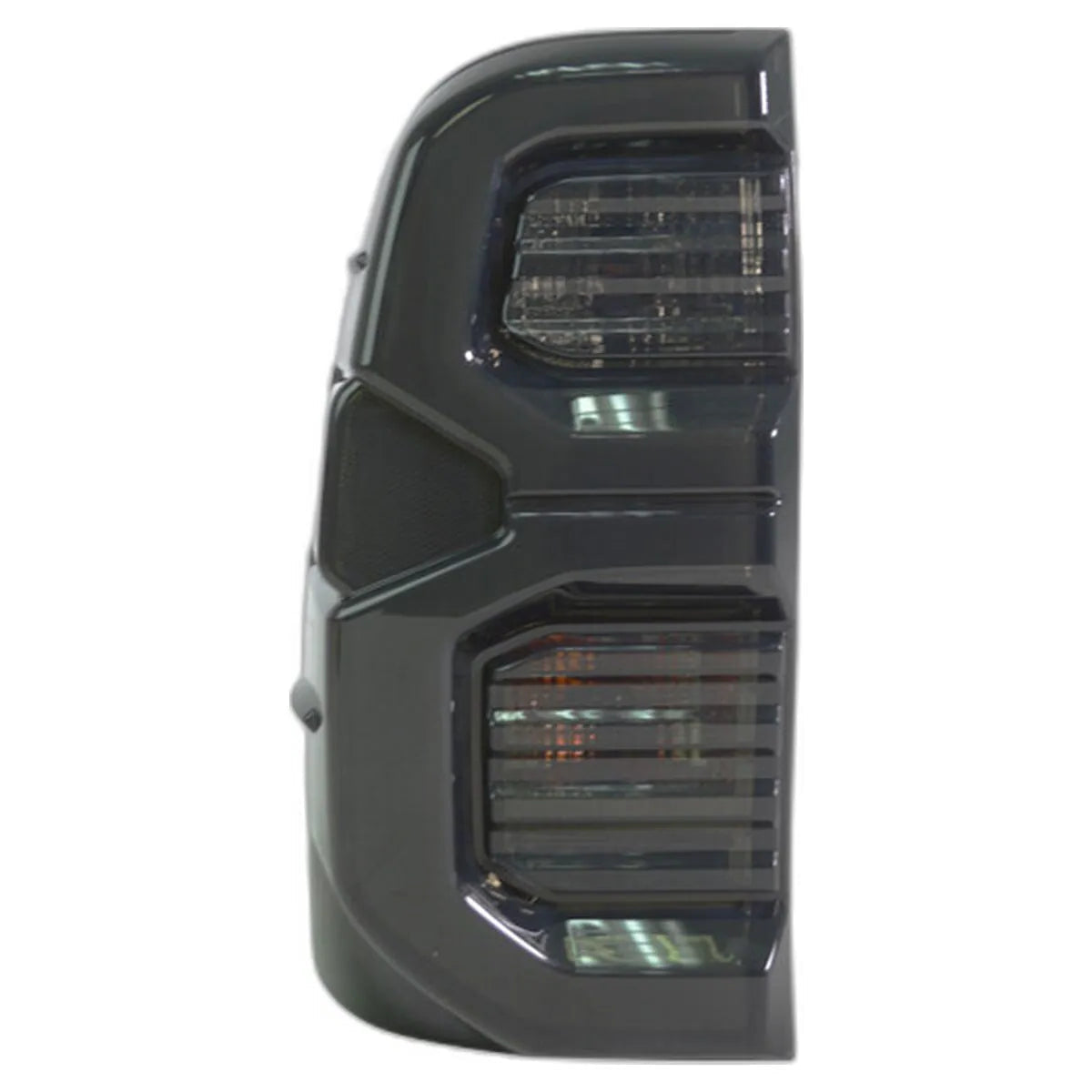 Foco Trasero Izquierdo Smoke Toyota Hilux 2021-2025