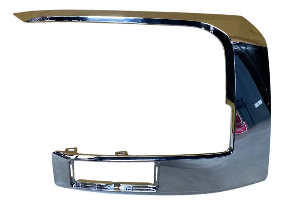 Moldura Cromada Derecha de Parachoque Delantero Mitsubishi L200 2025-2026
