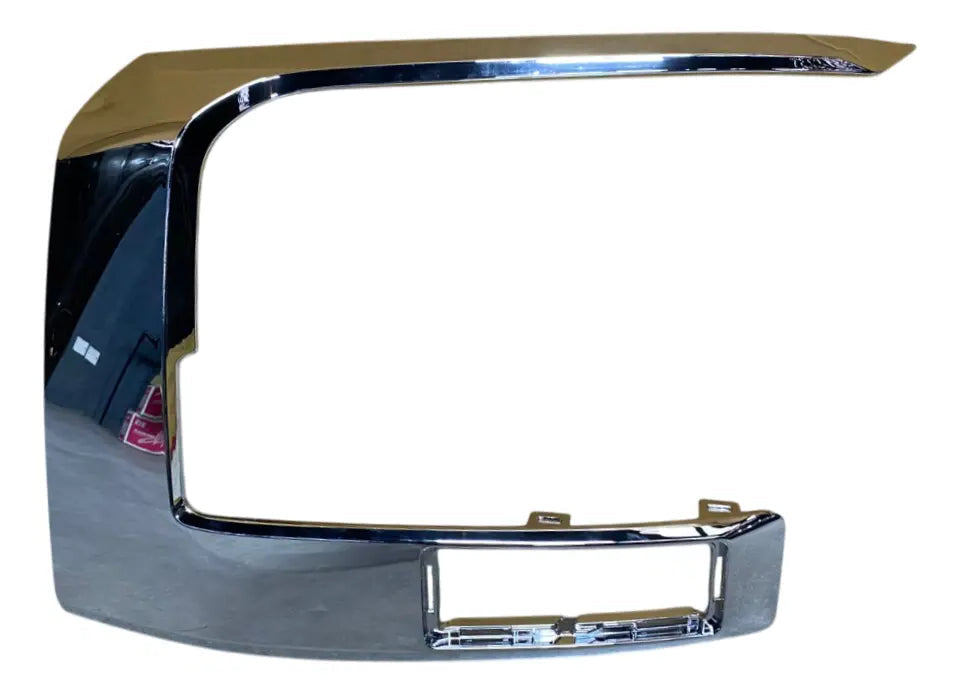 Moldura Cromada Izquierda de Parachoque Delantero Mitsubishi L200 2025-2026